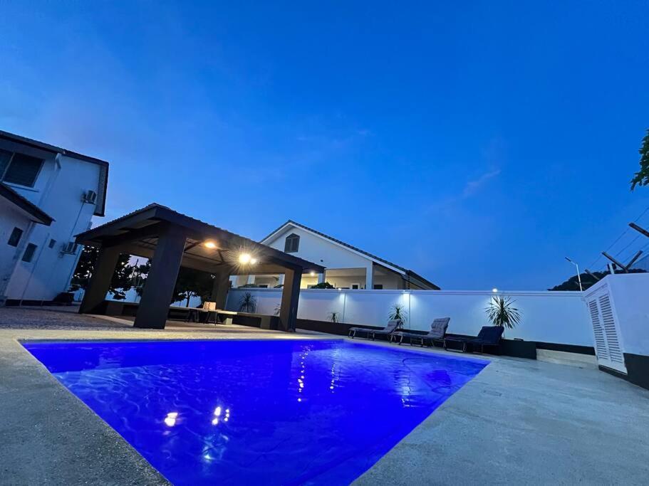 PUTIH Ipoh SaltWater Pool BBQ 5Bed4Bath 19pax photo 1
