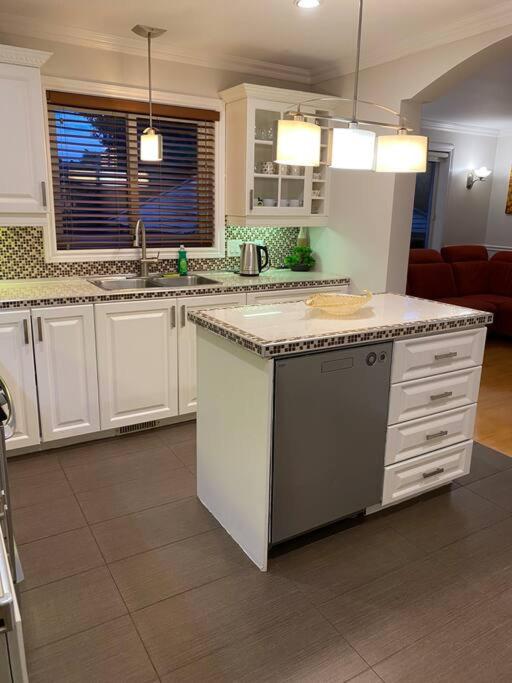 Spacious Luxury House Minutes To DownTown Montreal