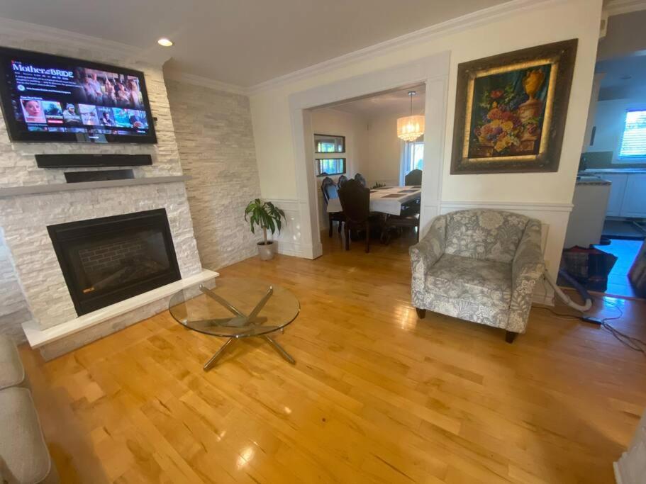 Spacious Luxury House Minutes To DownTown Montreal