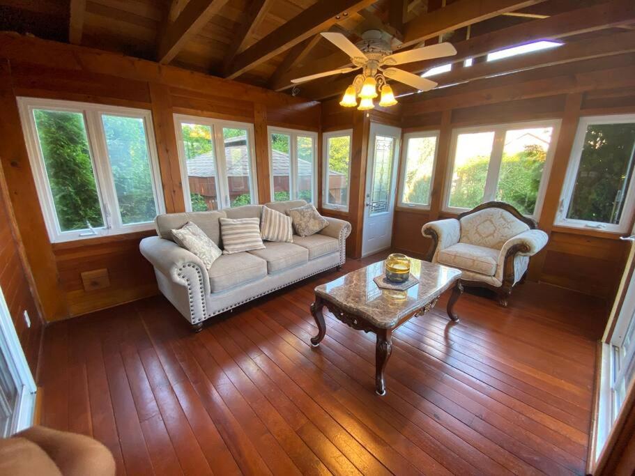 Spacious Luxury House Minutes To DownTown Montreal