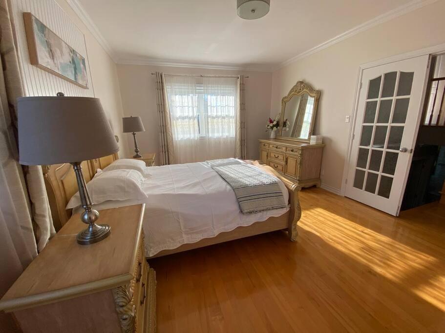 Spacious Luxury House Minutes To DownTown Montreal