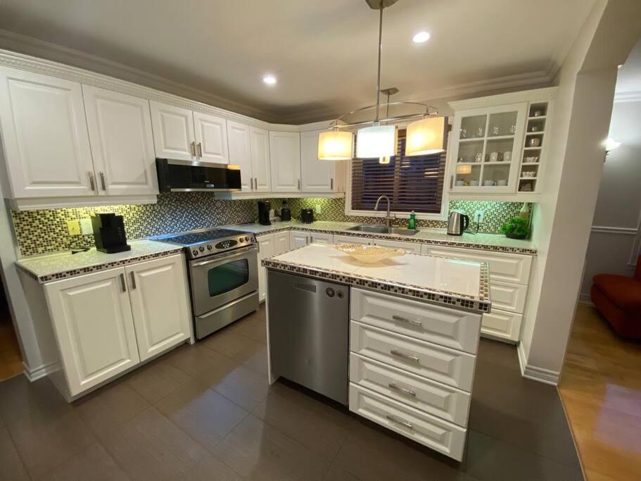 Spacious Luxury House Minutes To DownTown Montreal