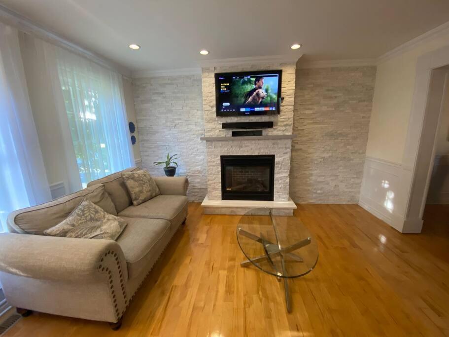 Spacious Luxury House Minutes To DownTown Montreal