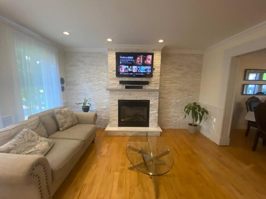 Spacious Luxury House Minutes To DownTown Montreal