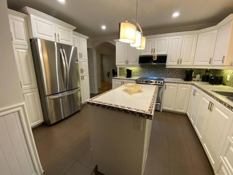Spacious Luxury House Minutes To DownTown Montreal