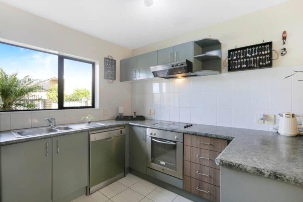 Entire house in West Auckland view 4