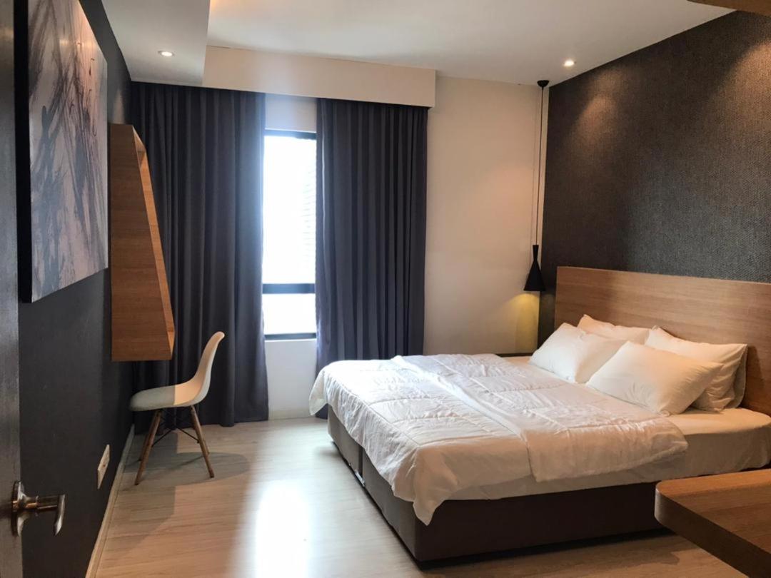 Suasana Suites condo with pool opposite Citysquare