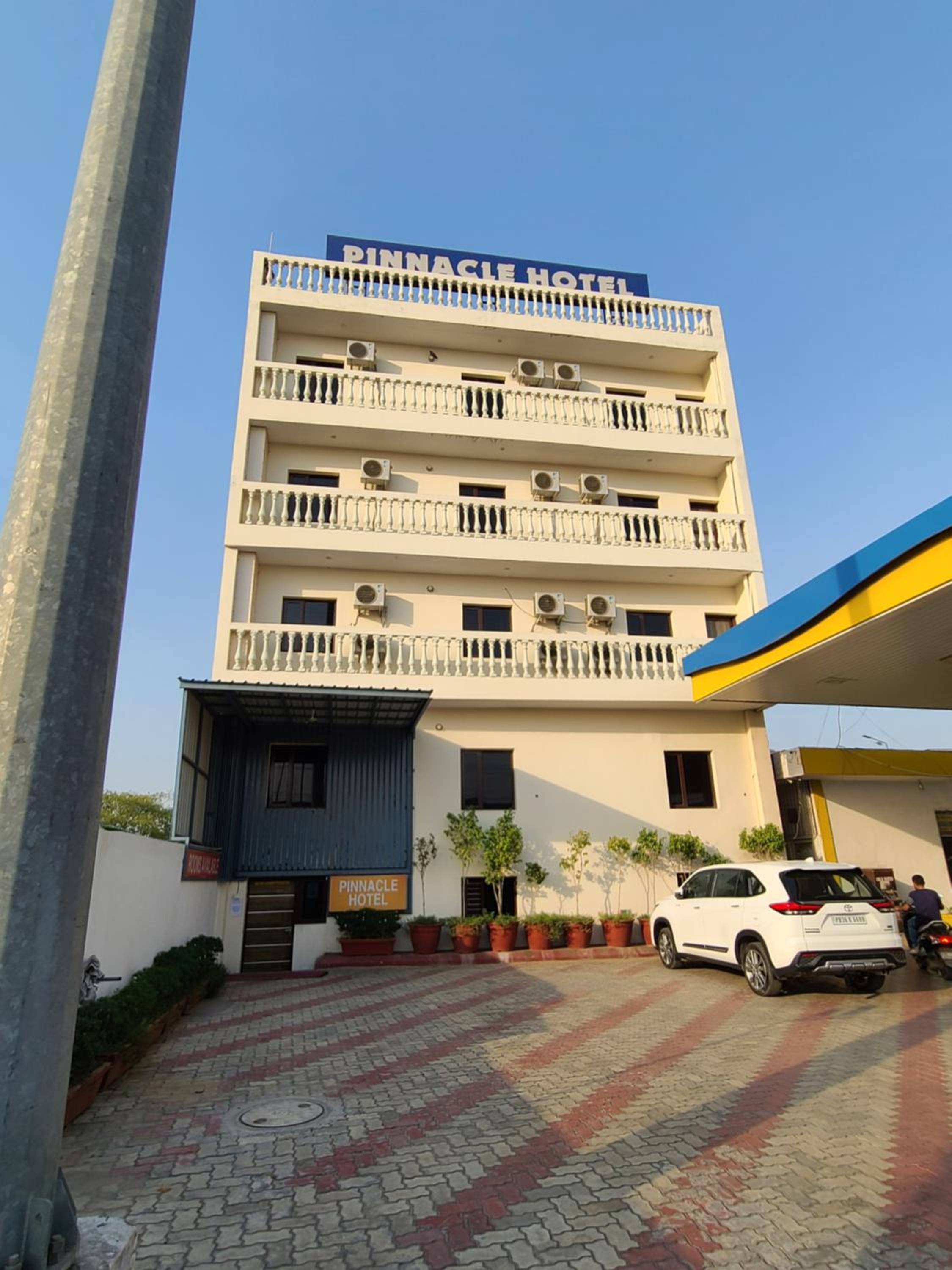 Pinnacle Hotel