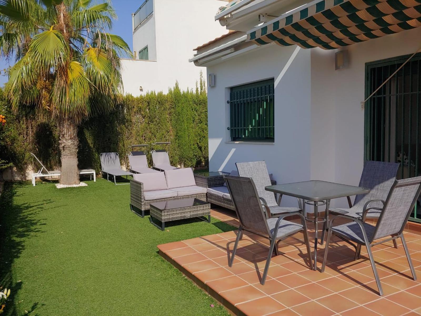 Three-bedroom holiday villa with magnificent pool next to the sea and golf courses view 4