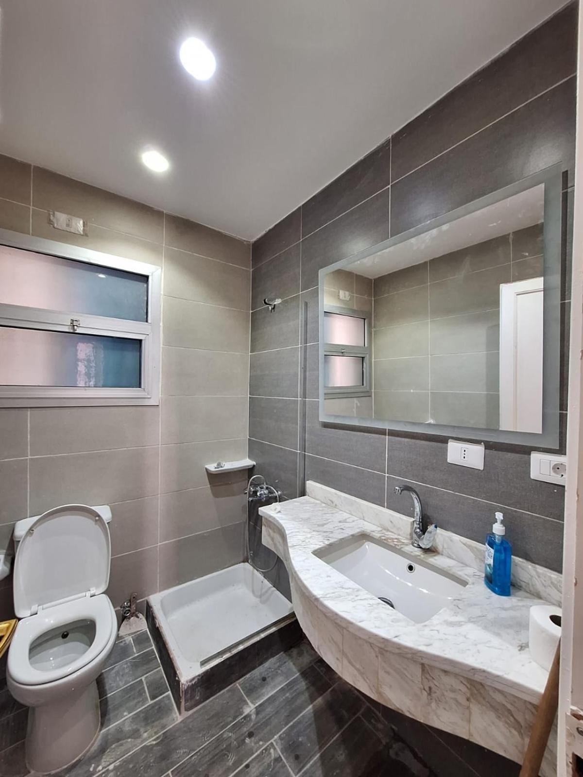 Luxury apartment 2 bedroom families only
