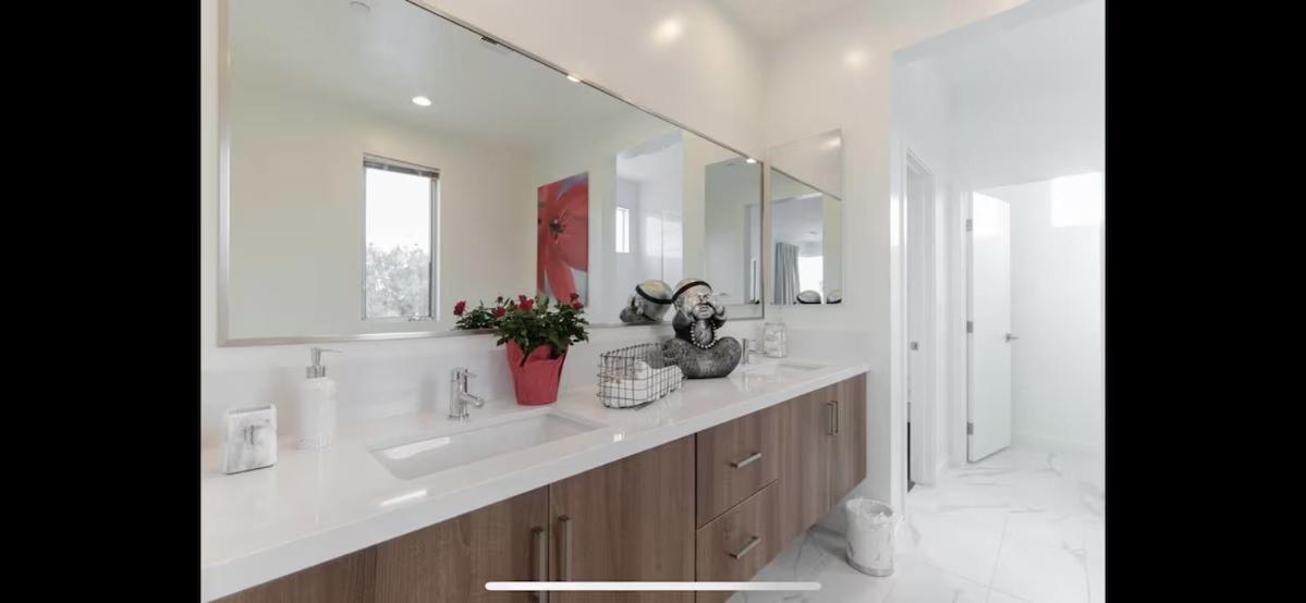 Costa Mesa Cozy Retreat, Modern and Smart Home view 3