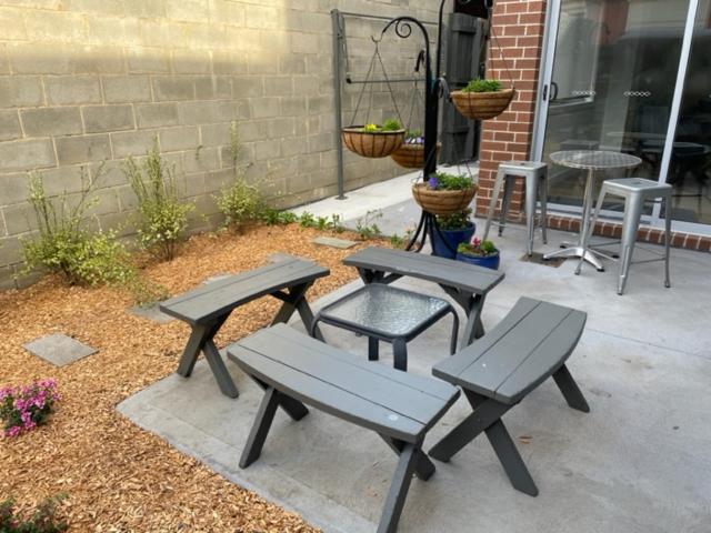 Modern home, close to train, 17k CBD