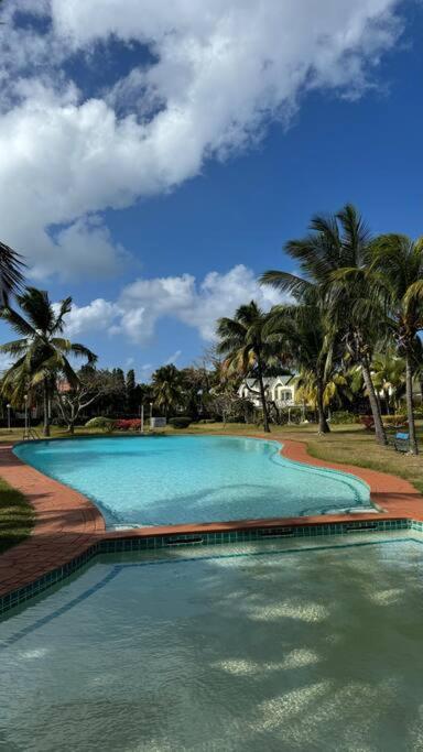 3bedroom house, pool & garden!