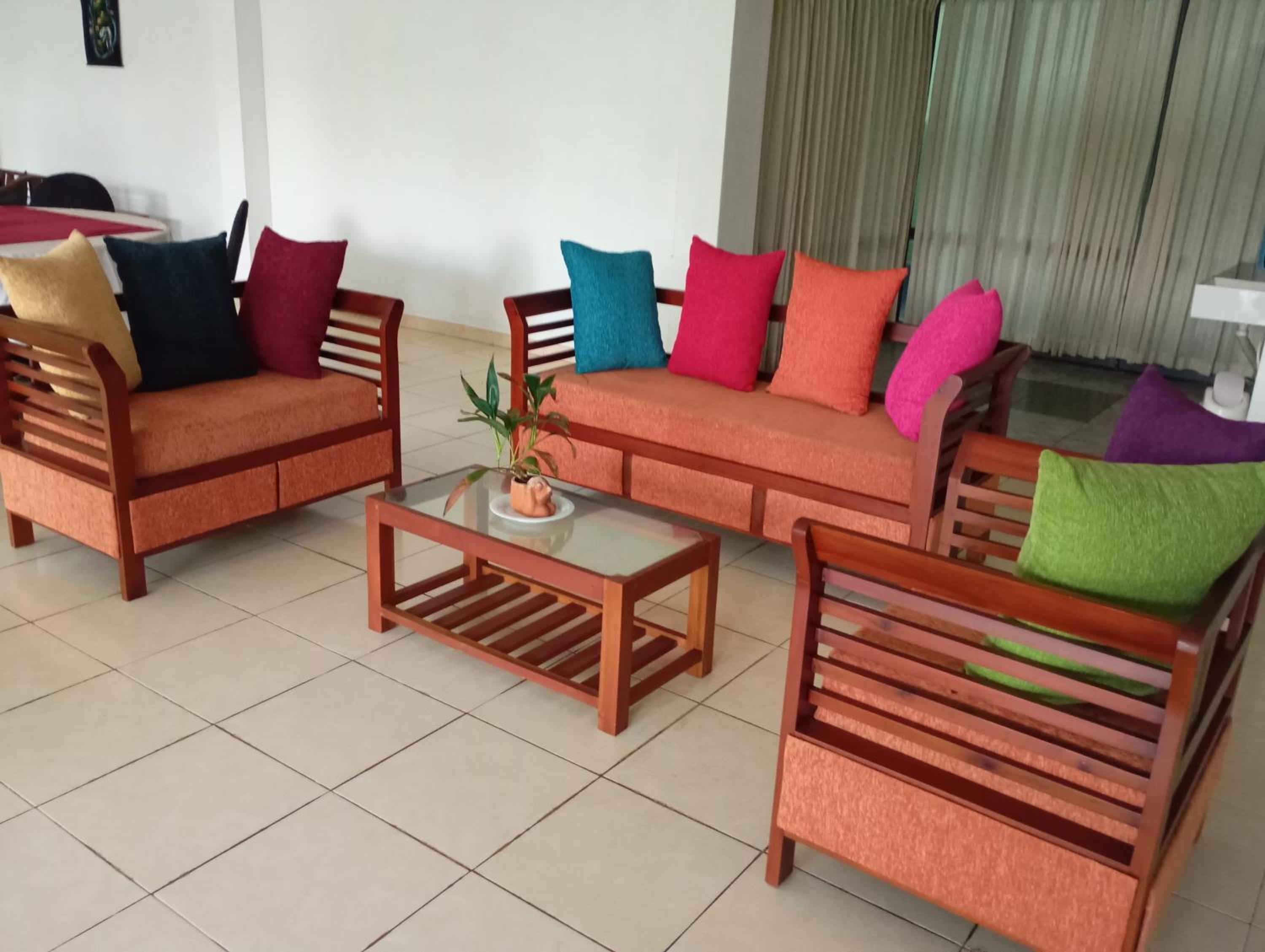 Larn's Villa Hotel & Apartment