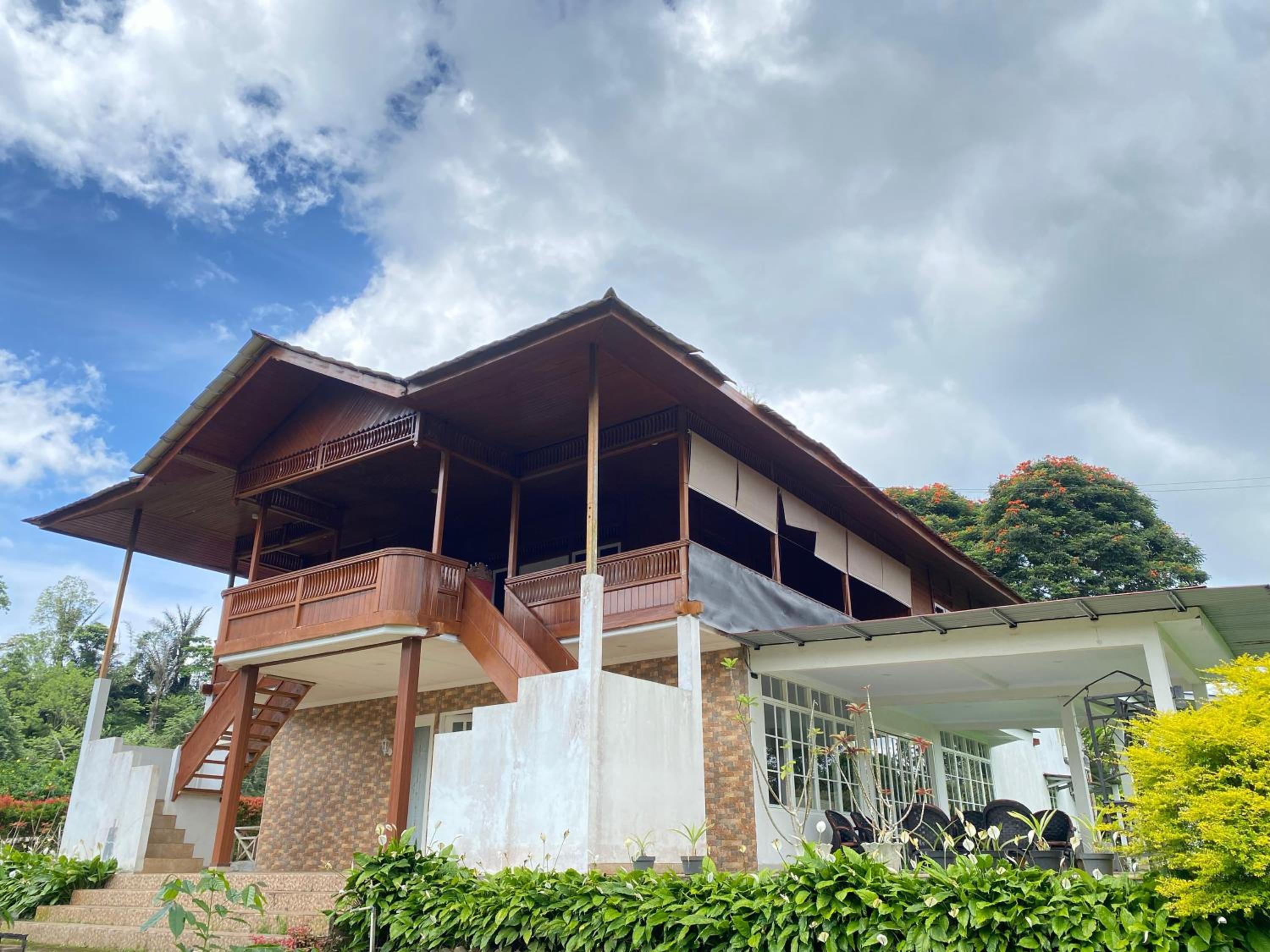 Super Wonderful 5 bedrooms with Bathroom Villa Marion Tomohon view 2
