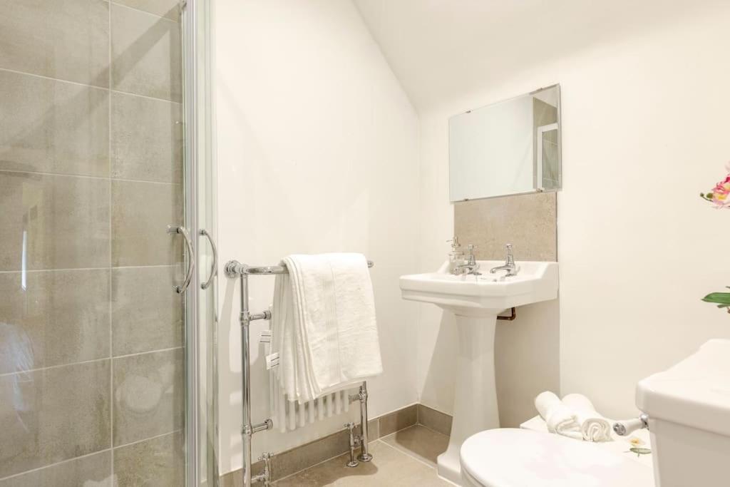 Dorney Windsor Legoland 5 Star Stay for upto 14 guests, photo 27