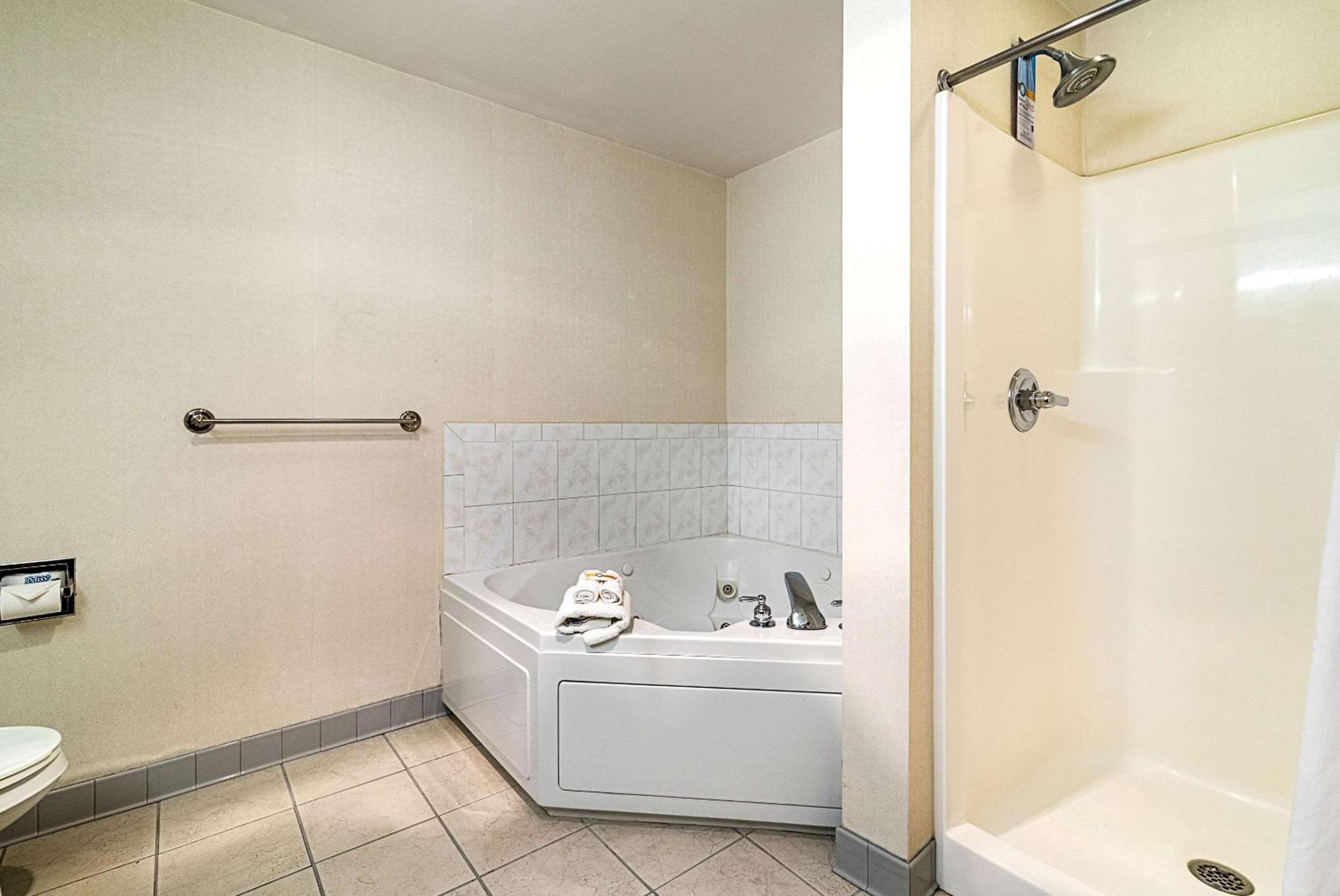 Quality Inn Suites Schoharie near Howe Caverns - Property Image 63