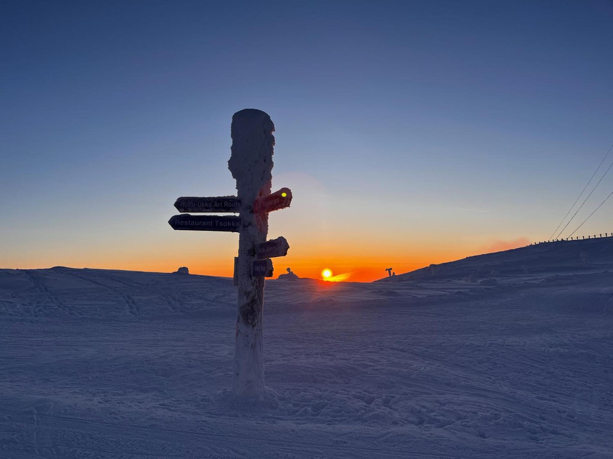 Porthos Ski-in Lodge with private hot tub and sauna in Lapland