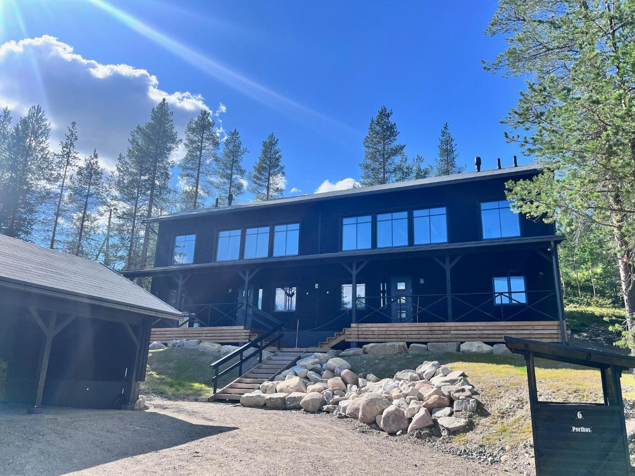 Porthos Ski-in Lodge with private hot tub and sauna in Lapland