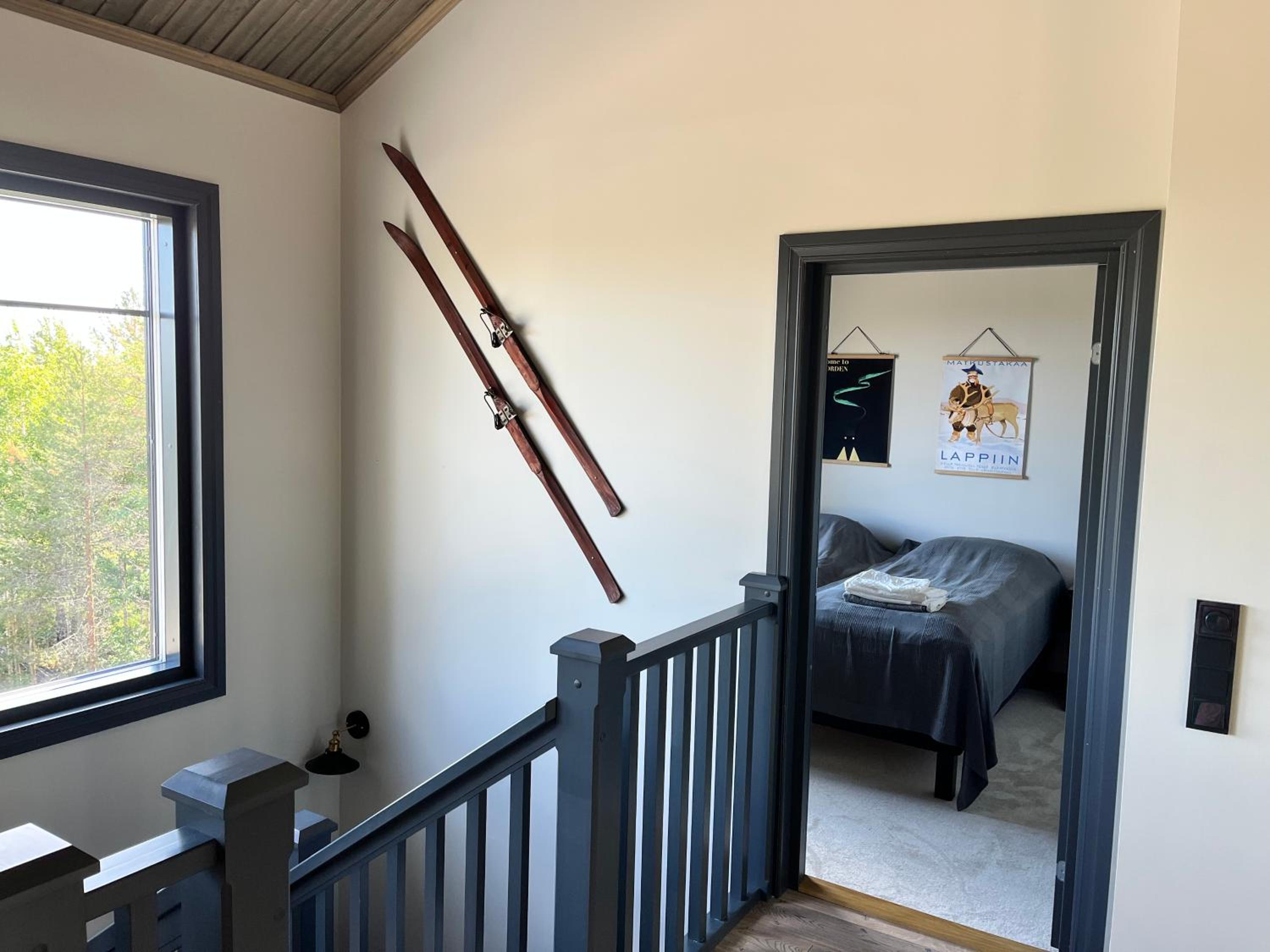 Porthos Ski-in Lodge with private hot tub and sauna in Lapland