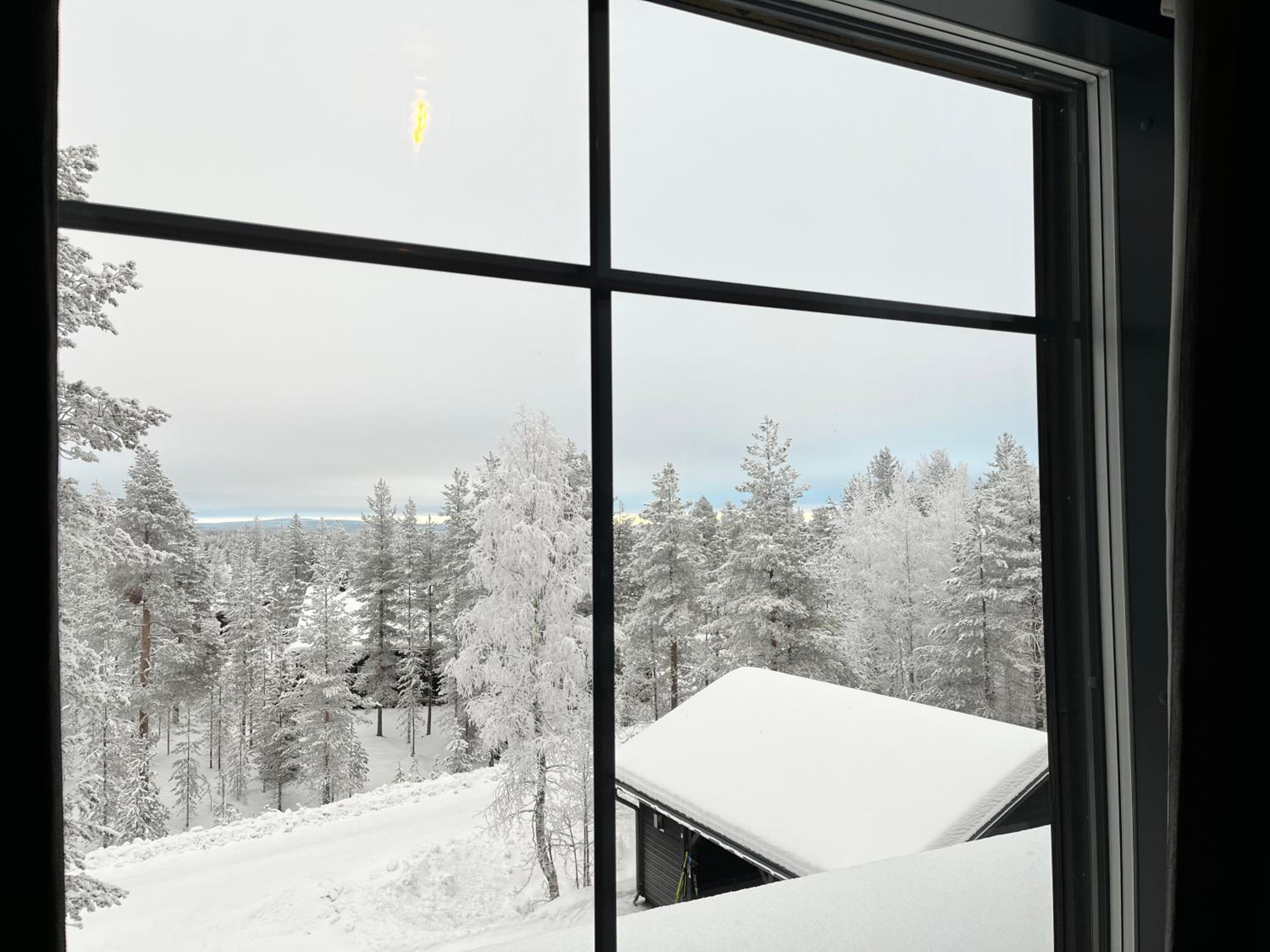 Porthos Ski-in Lodge with private hot tub and sauna in Lapland