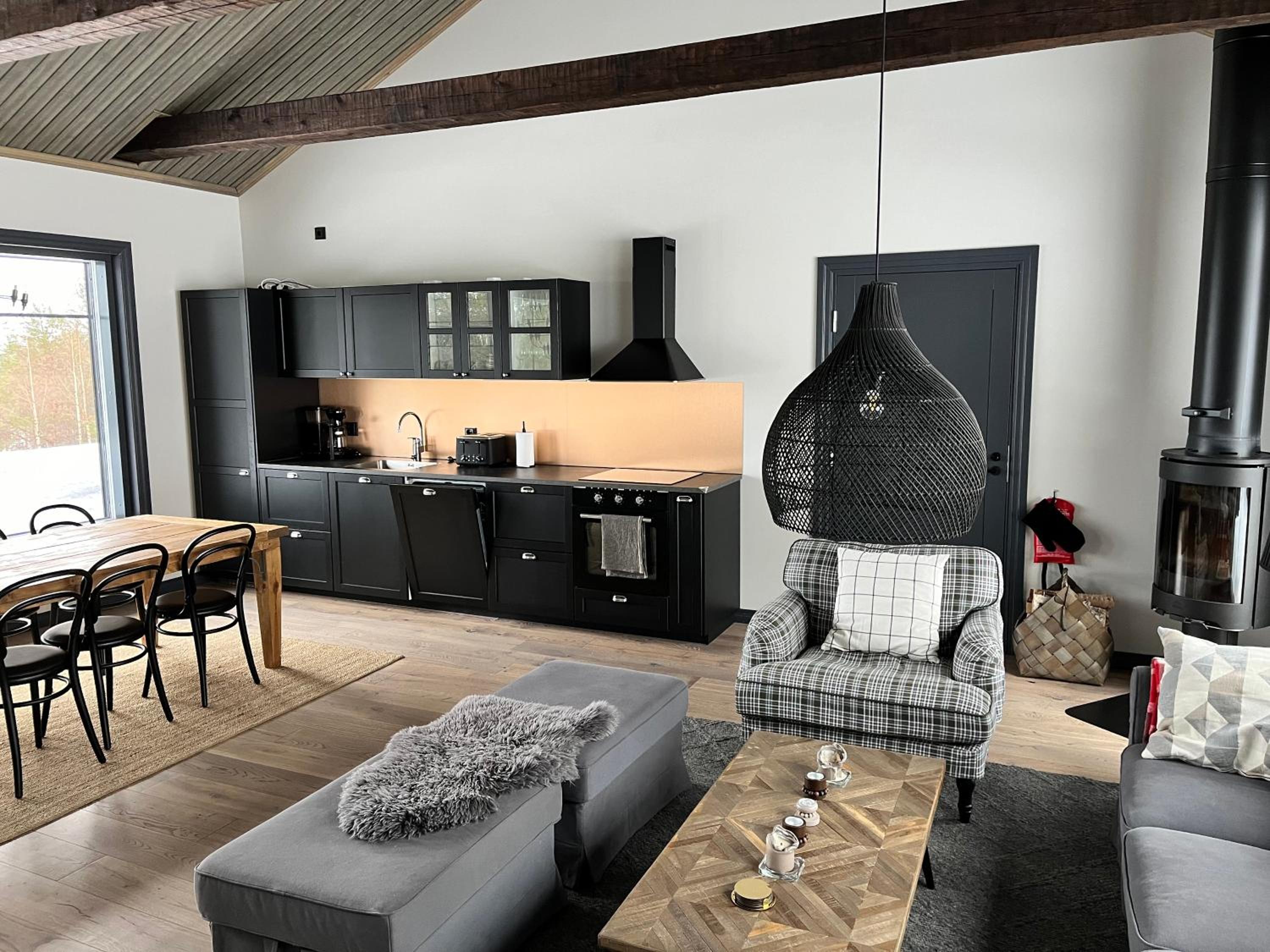 Porthos Ski-in Lodge with private hot tub and sauna in Lapland