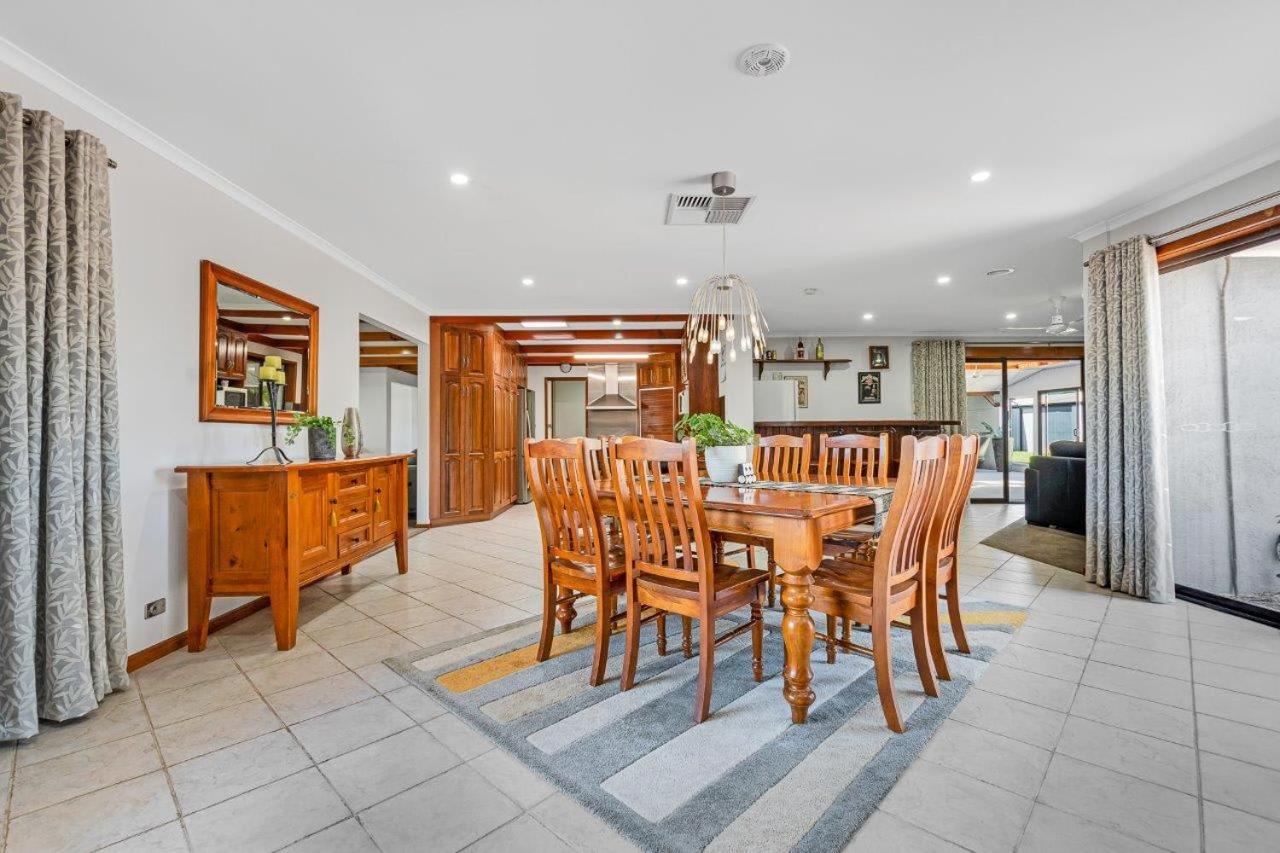 Guthrie's Place - Family Resort Style Home by Echuca Holiday Homes