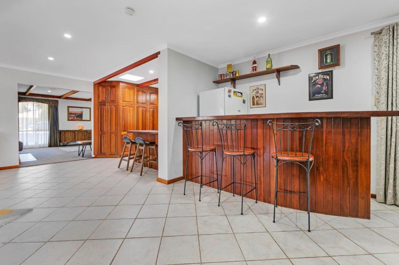 Guthrie's Place - Family Resort Style Home by Echuca Holiday Homes