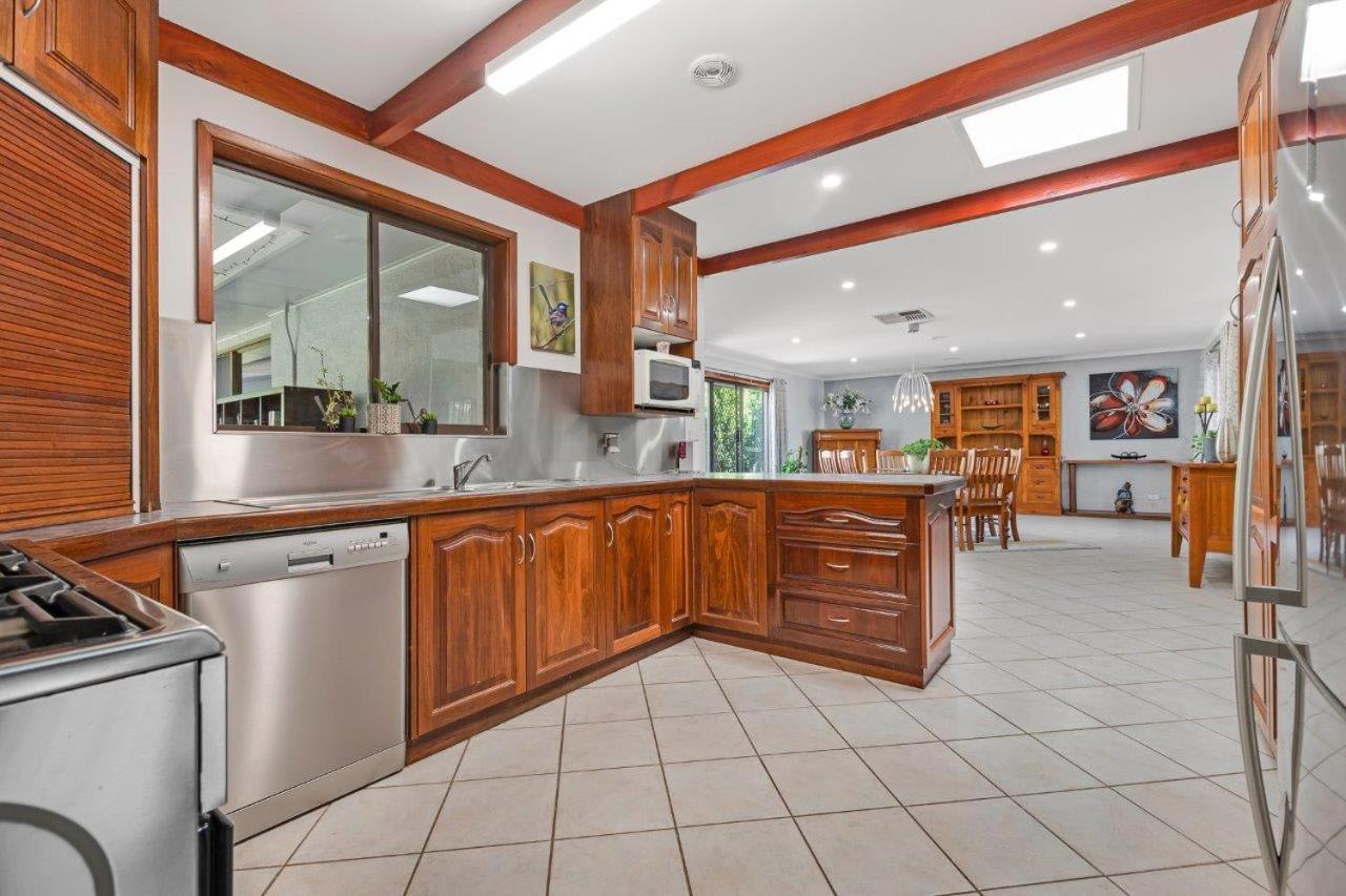 Guthrie's Place - Family Resort Style Home by Echuca Holiday Homes