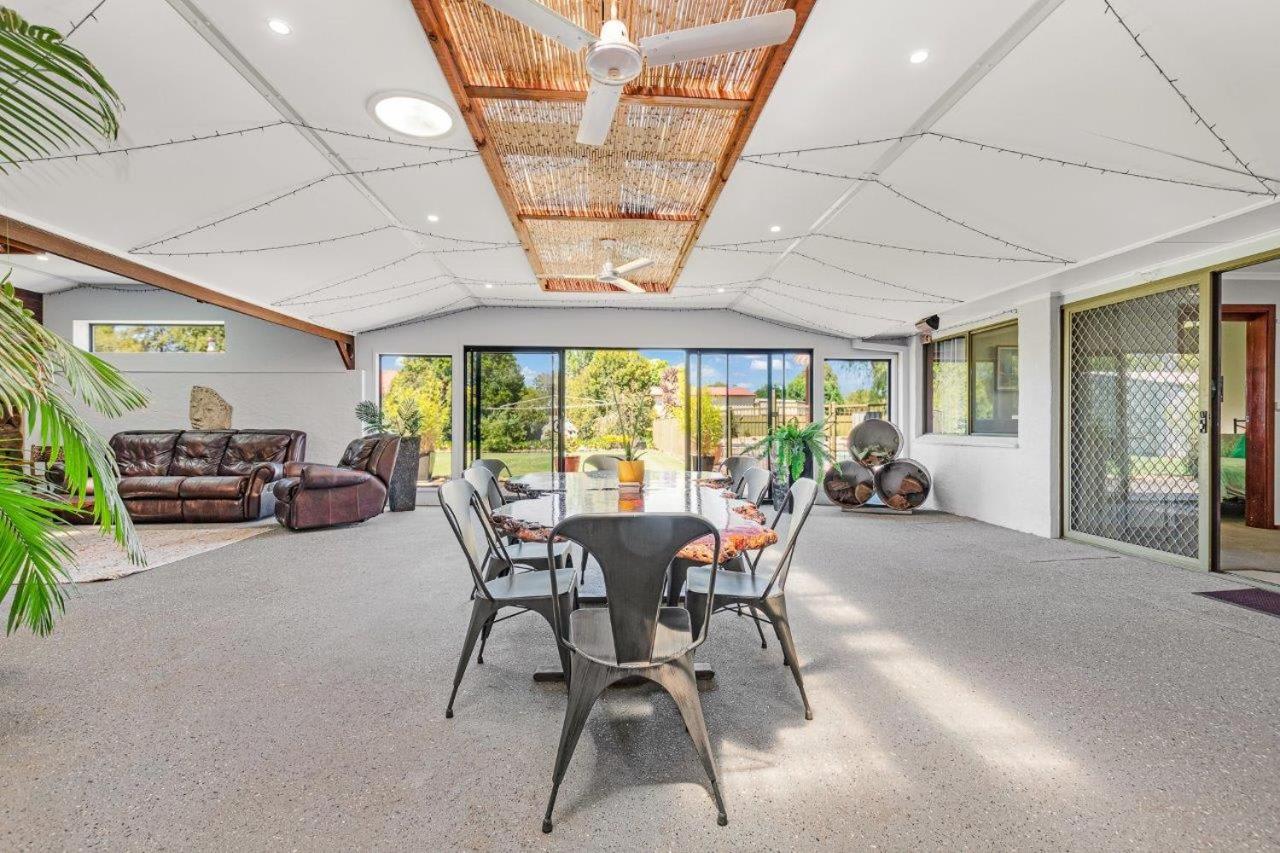 Guthrie's Place - Family Resort Style Home by Echuca Holiday Homes