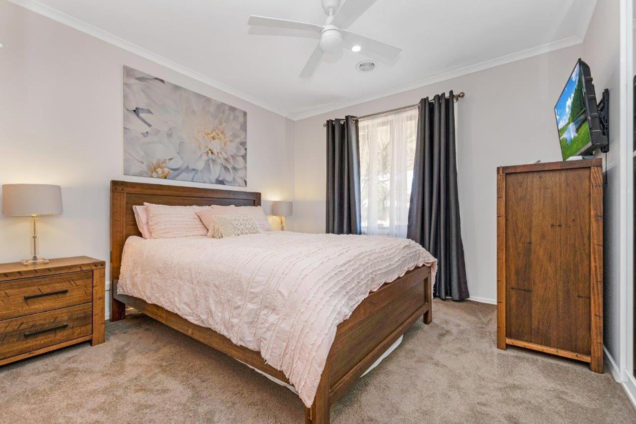 Guthrie's Place - Family Resort Style Home by Echuca Holiday Homes