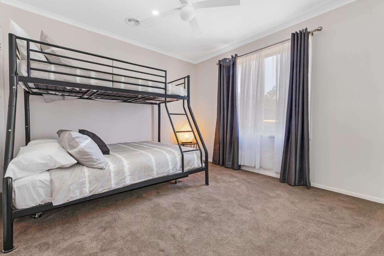 Guthrie's Place - Family Resort Style Home by Echuca Holiday Homes