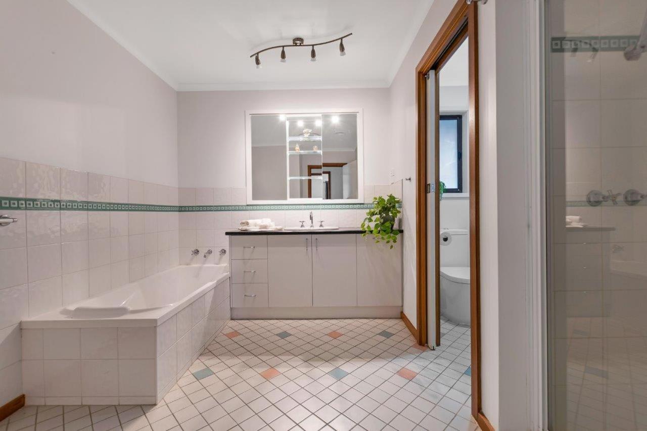 Guthrie's Place - Family Resort Style Home by Echuca Holiday Homes