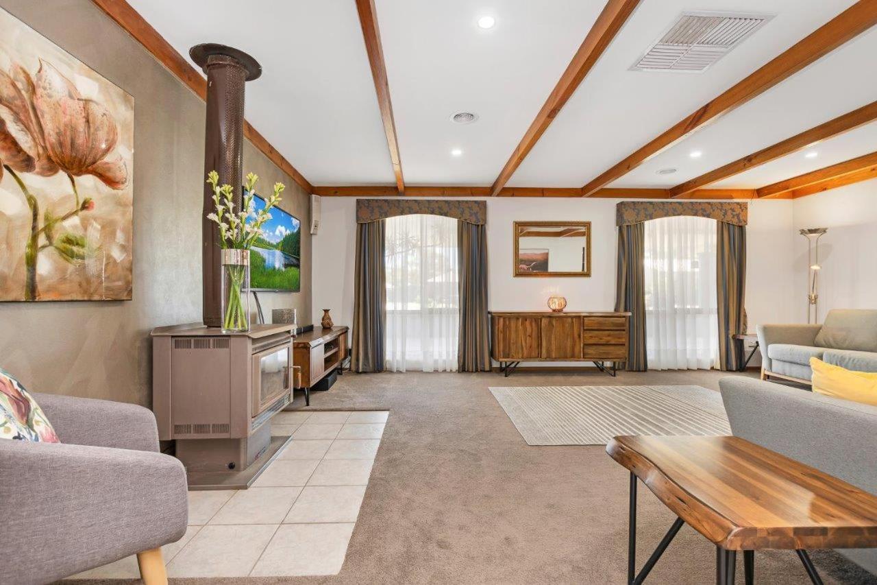 Guthrie's Place - Family Resort Style Home by Echuca Holiday Homes