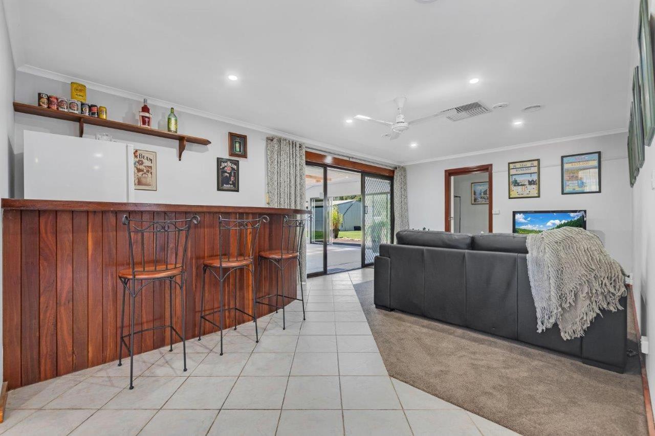 Guthrie's Place - Family Resort Style Home by Echuca Holiday Homes