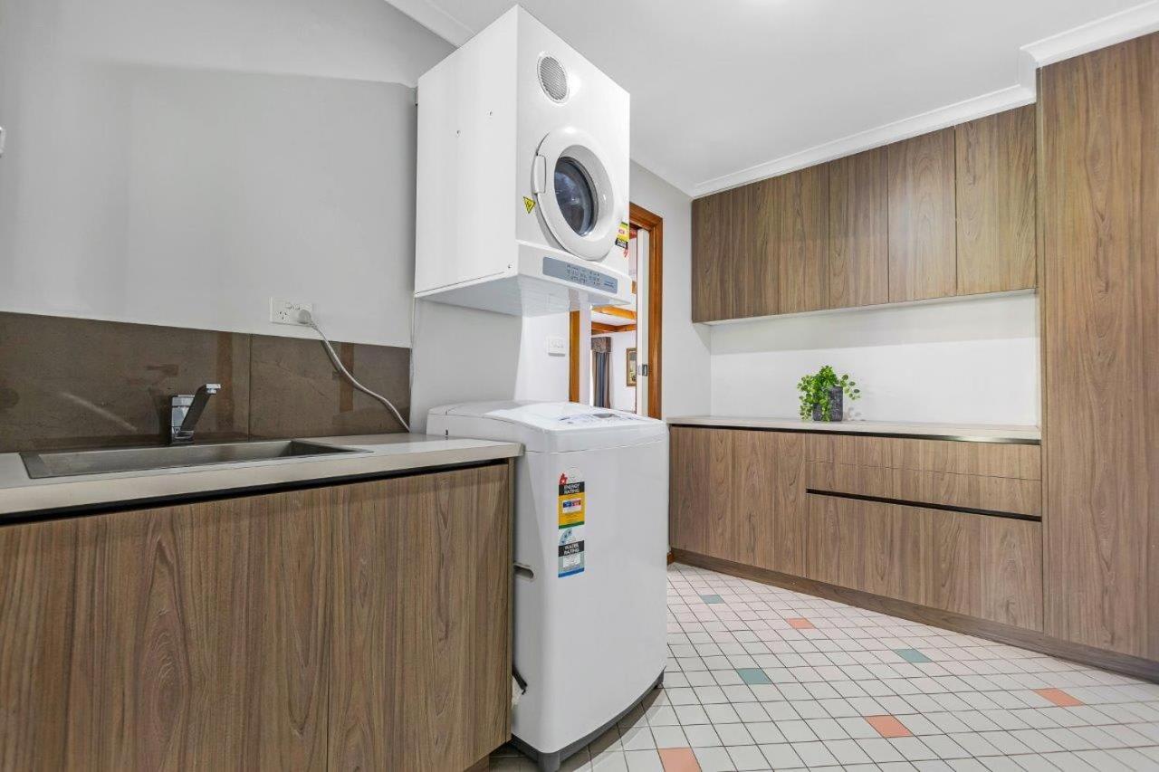 Guthrie's Place - Family Resort Style Home by Echuca Holiday Homes