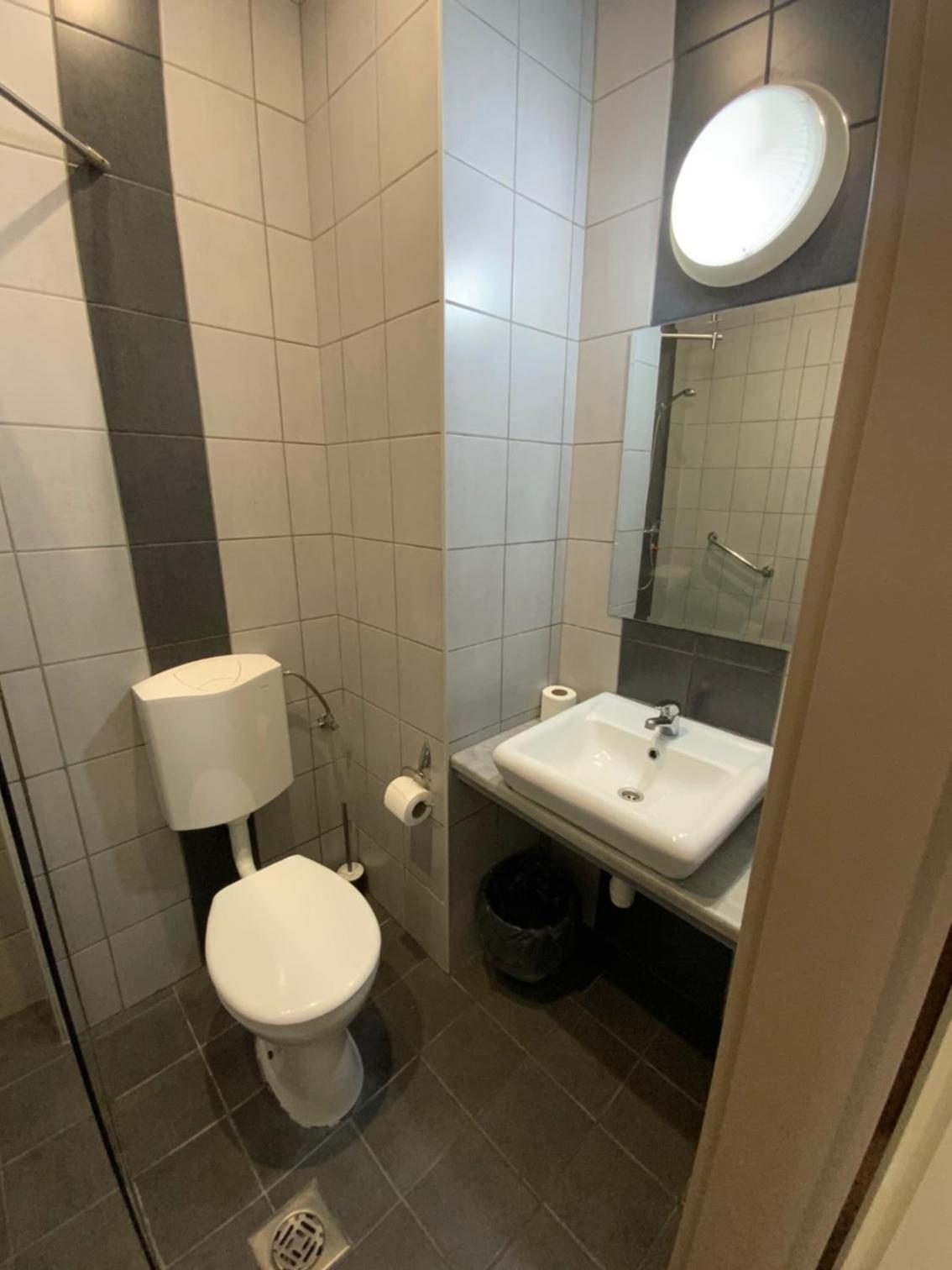 FREE PARKING, FREE BREAKFAST, only 15 minutes to City Center view 4