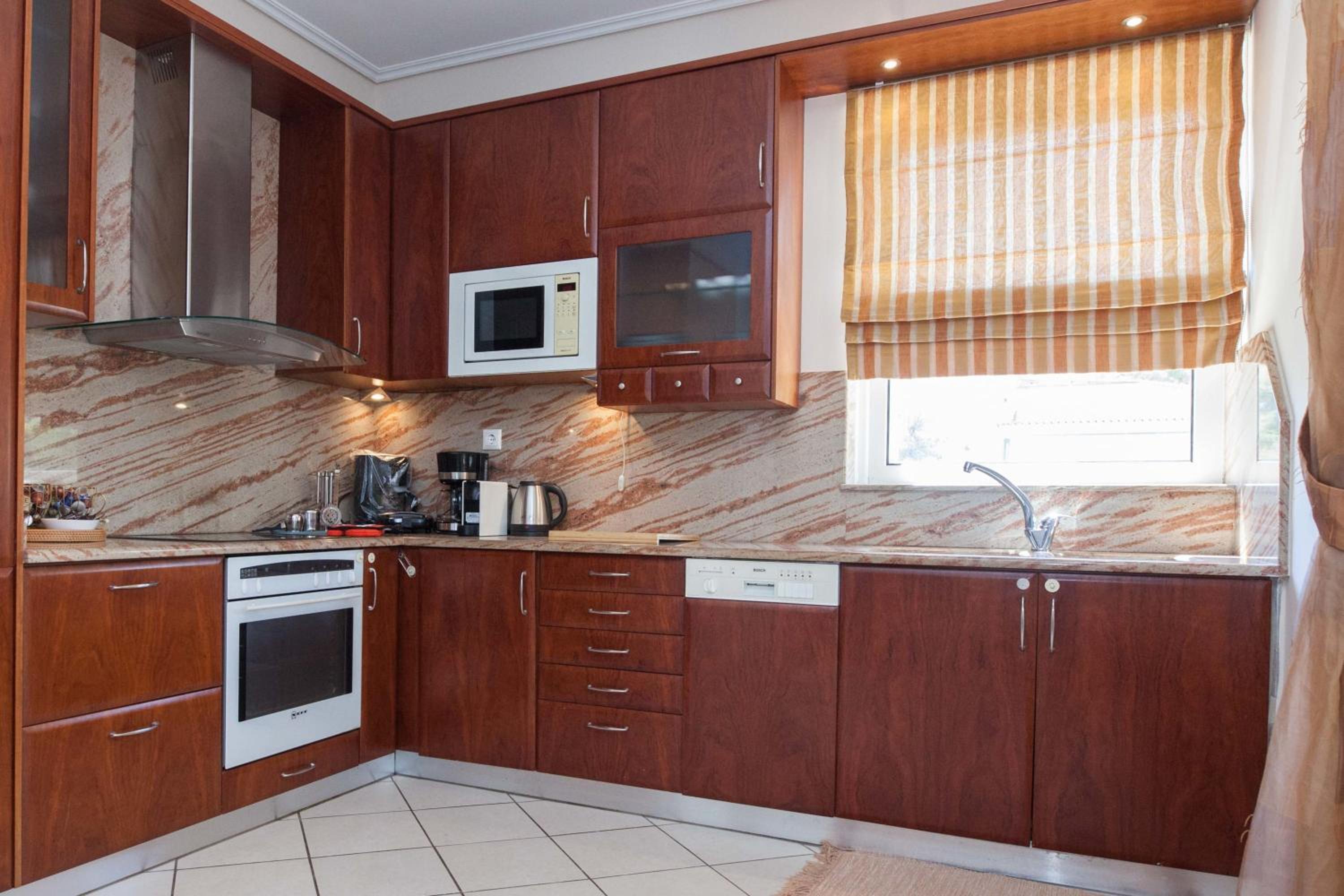 Luxe 3 Bd Penthouse 5 Min from Drosia Square view 2