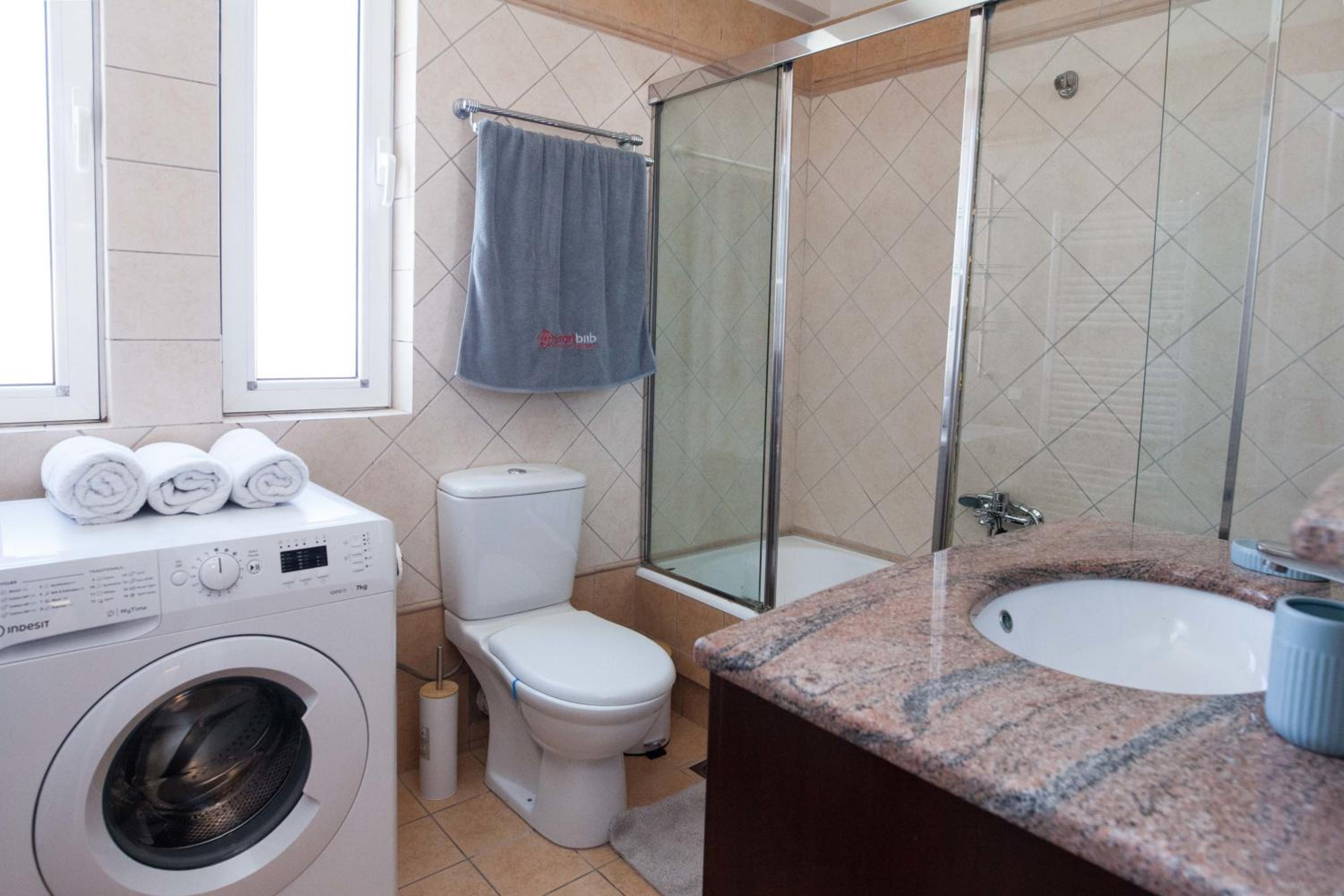 Luxe 3 Bd Penthouse 5 Min from Drosia Square view 3