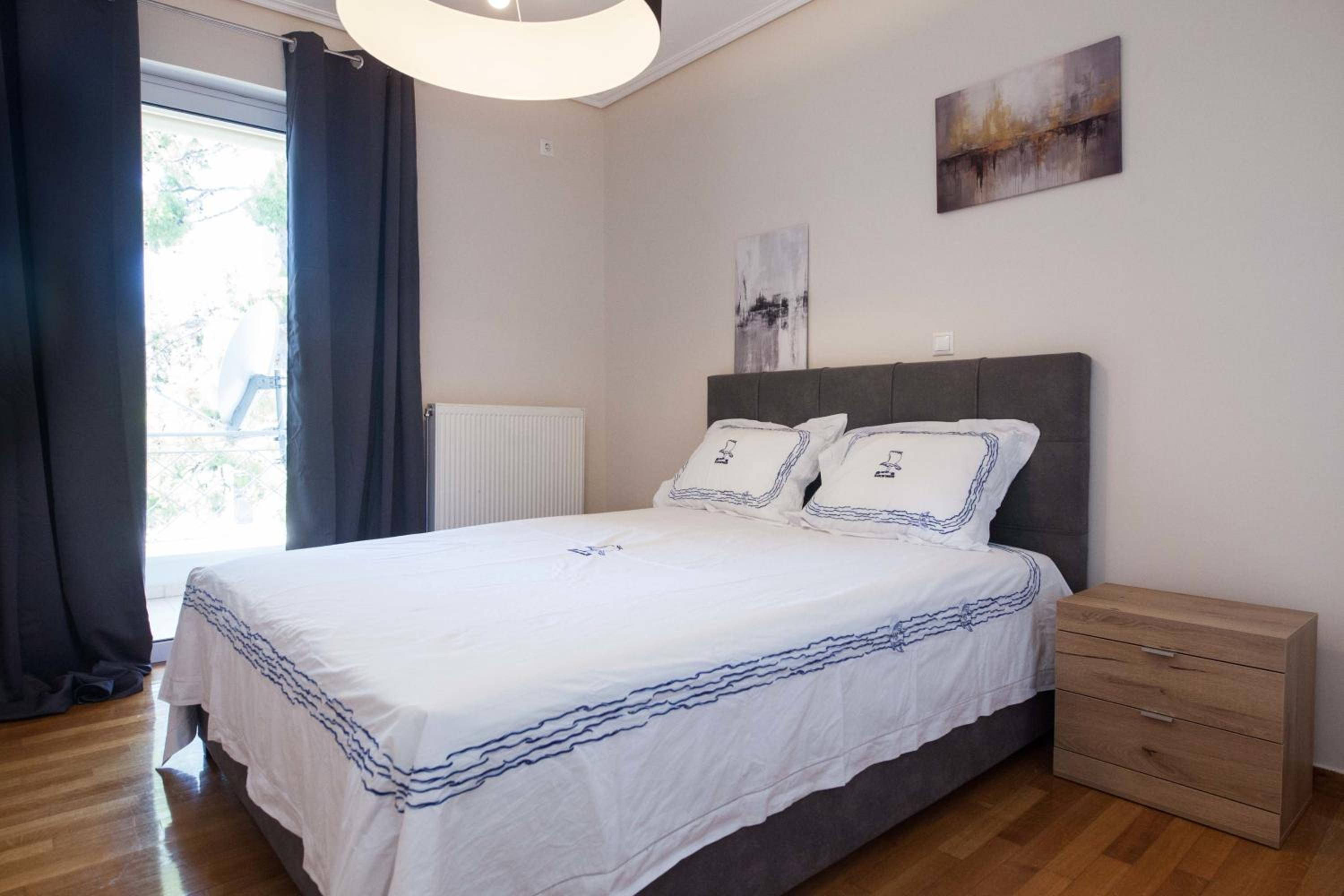 Luxe 3 Bd Penthouse 5 Min from Drosia Square view 5