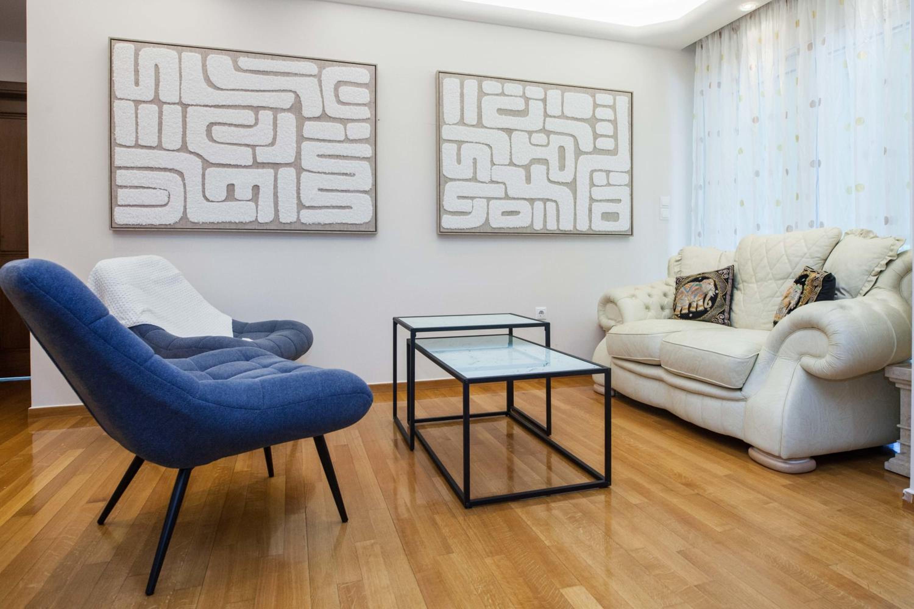 Luxe 3 Bd Penthouse 5 Min from Drosia Square view 4
