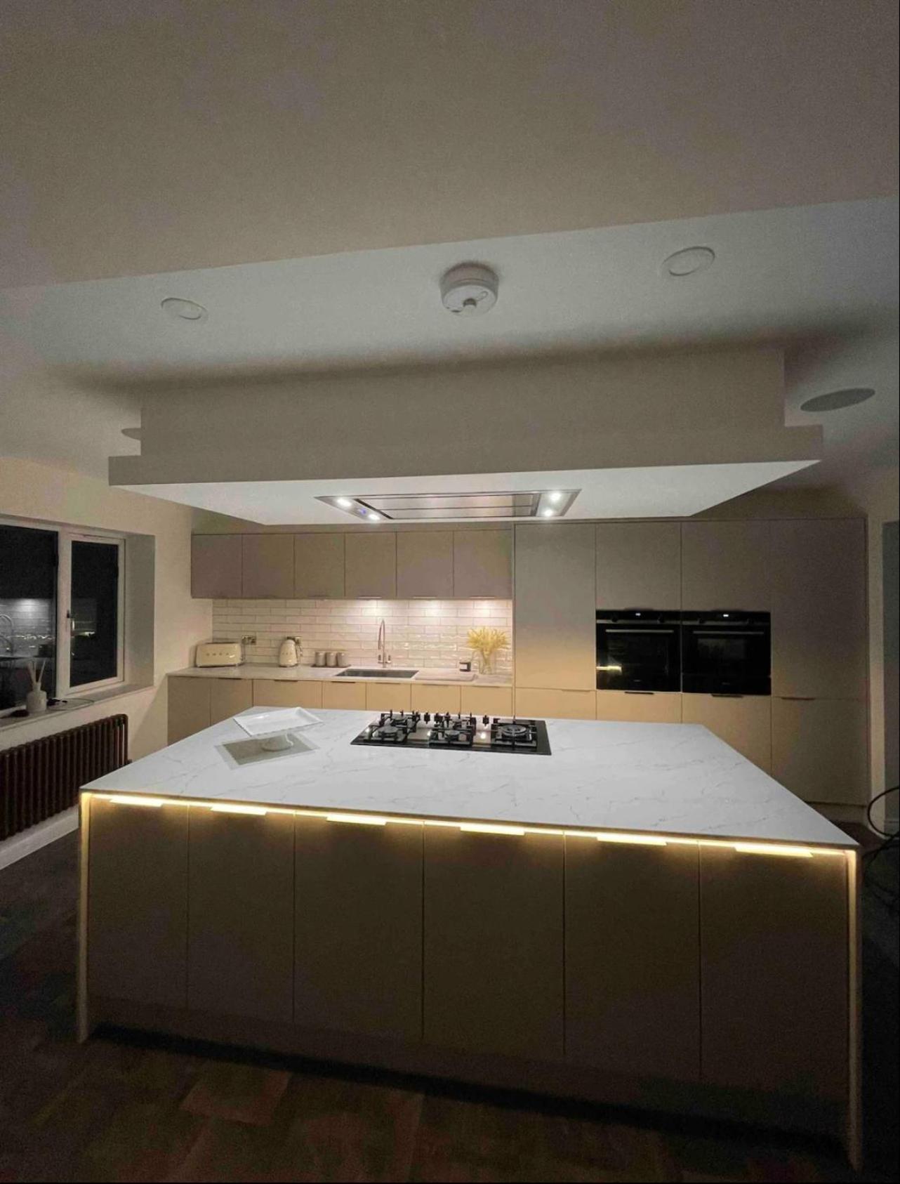 Branksome 4-House Sleeps 8 with Hot Tub & Parking