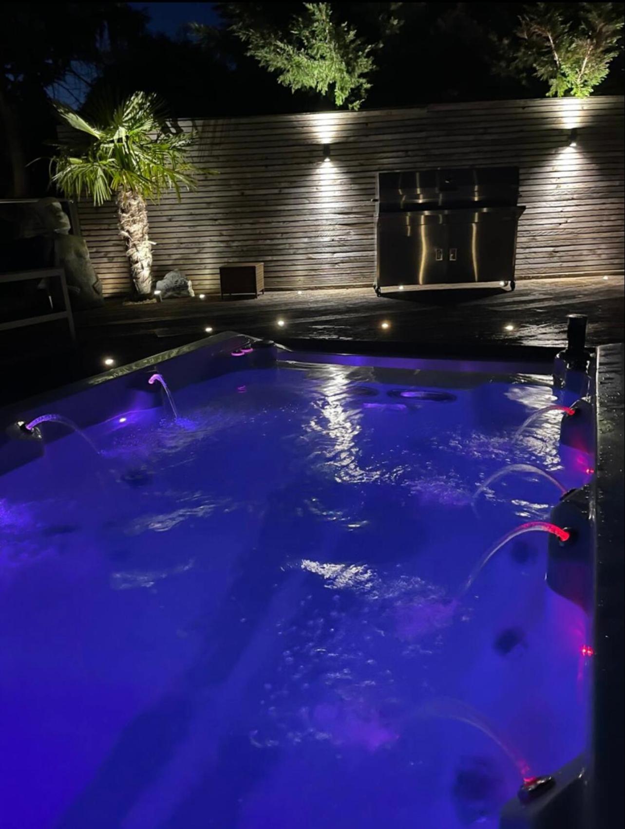 Branksome 4-House Sleeps 8 with Hot Tub & Parking