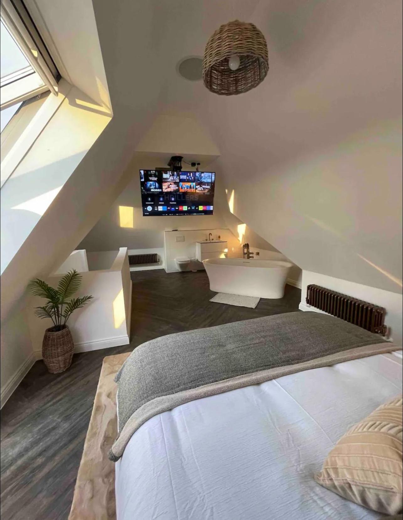 Branksome 4-House Sleeps 8 with Hot Tub & Parking