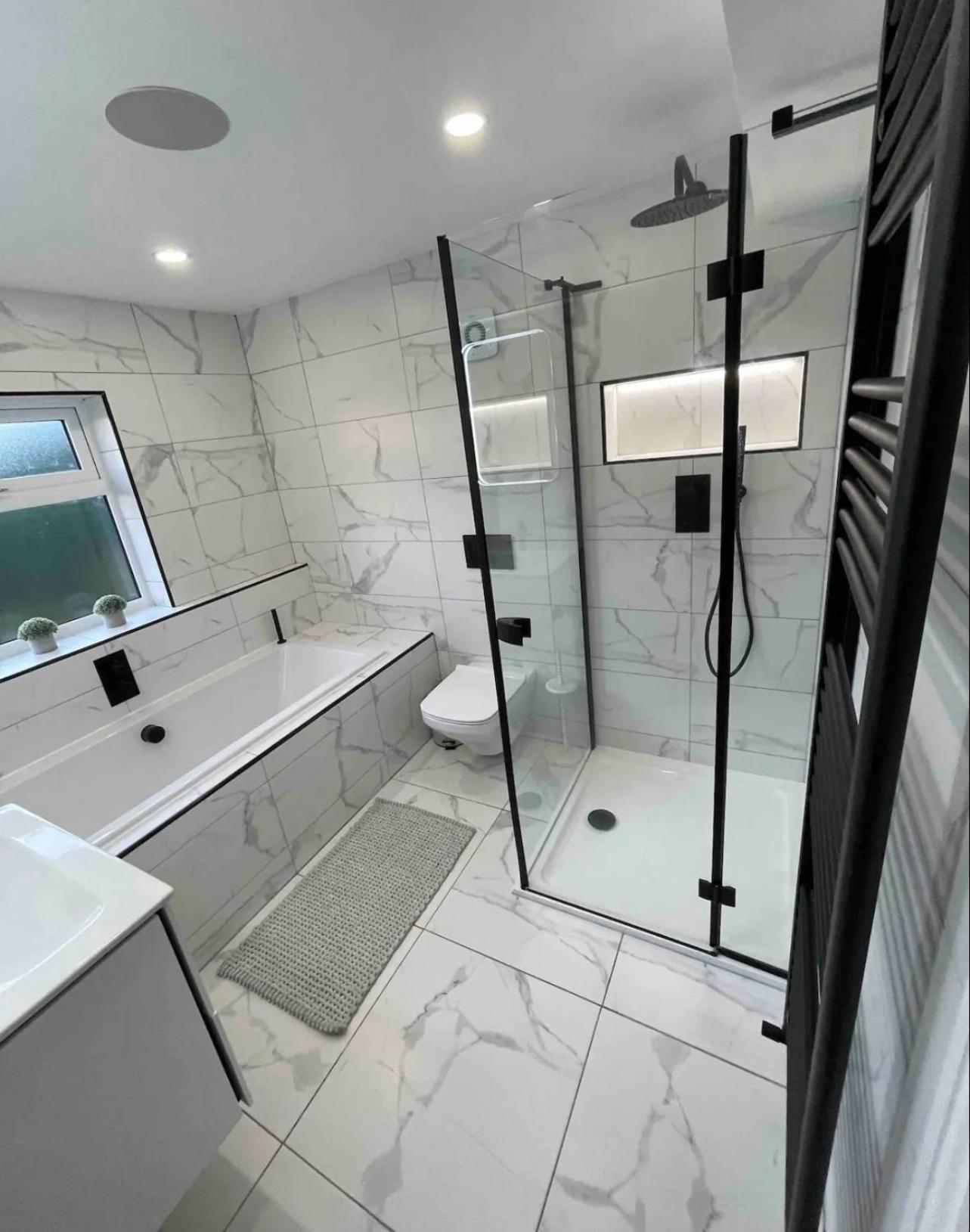 Branksome 4-House Sleeps 8 with Hot Tub & Parking