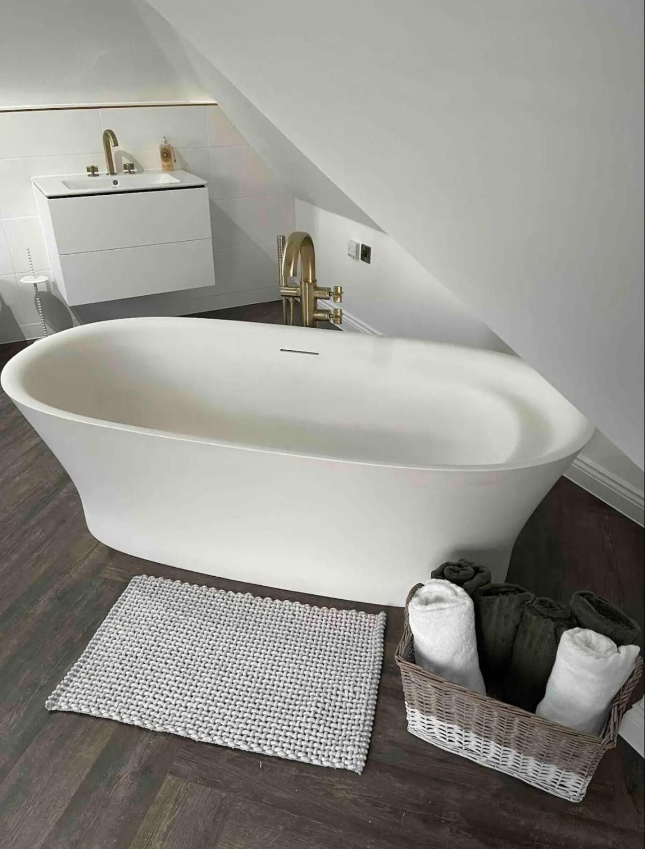 Branksome 4-House Sleeps 8 with Hot Tub & Parking