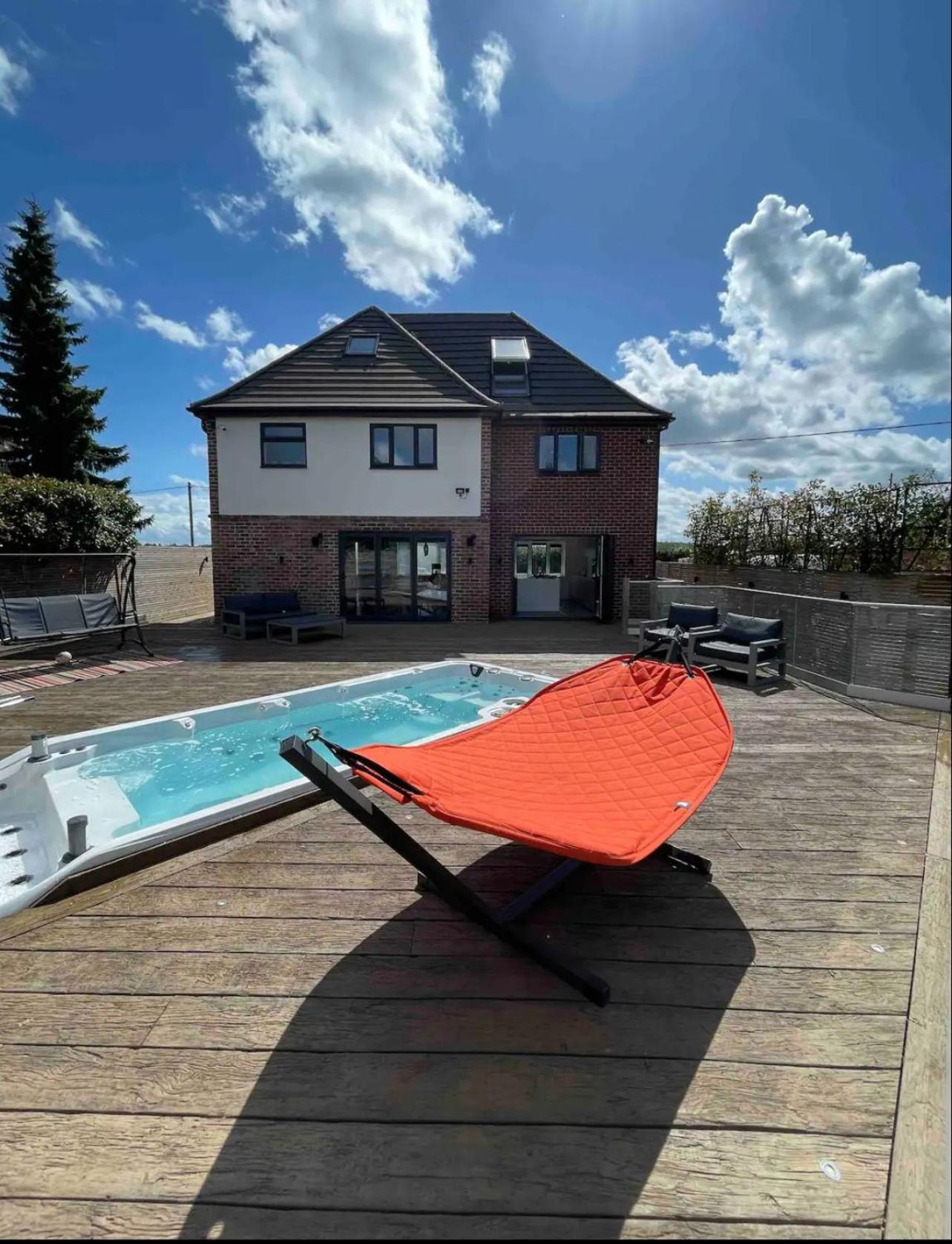 Branksome 4-House Sleeps 8 with Hot Tub & Parking
