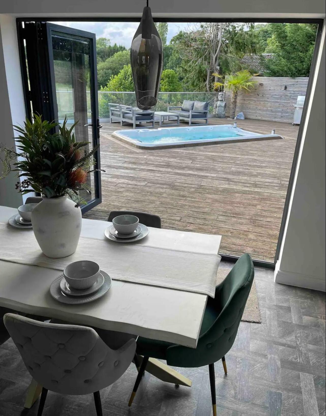 Branksome 4-House Sleeps 8 with Hot Tub & Parking