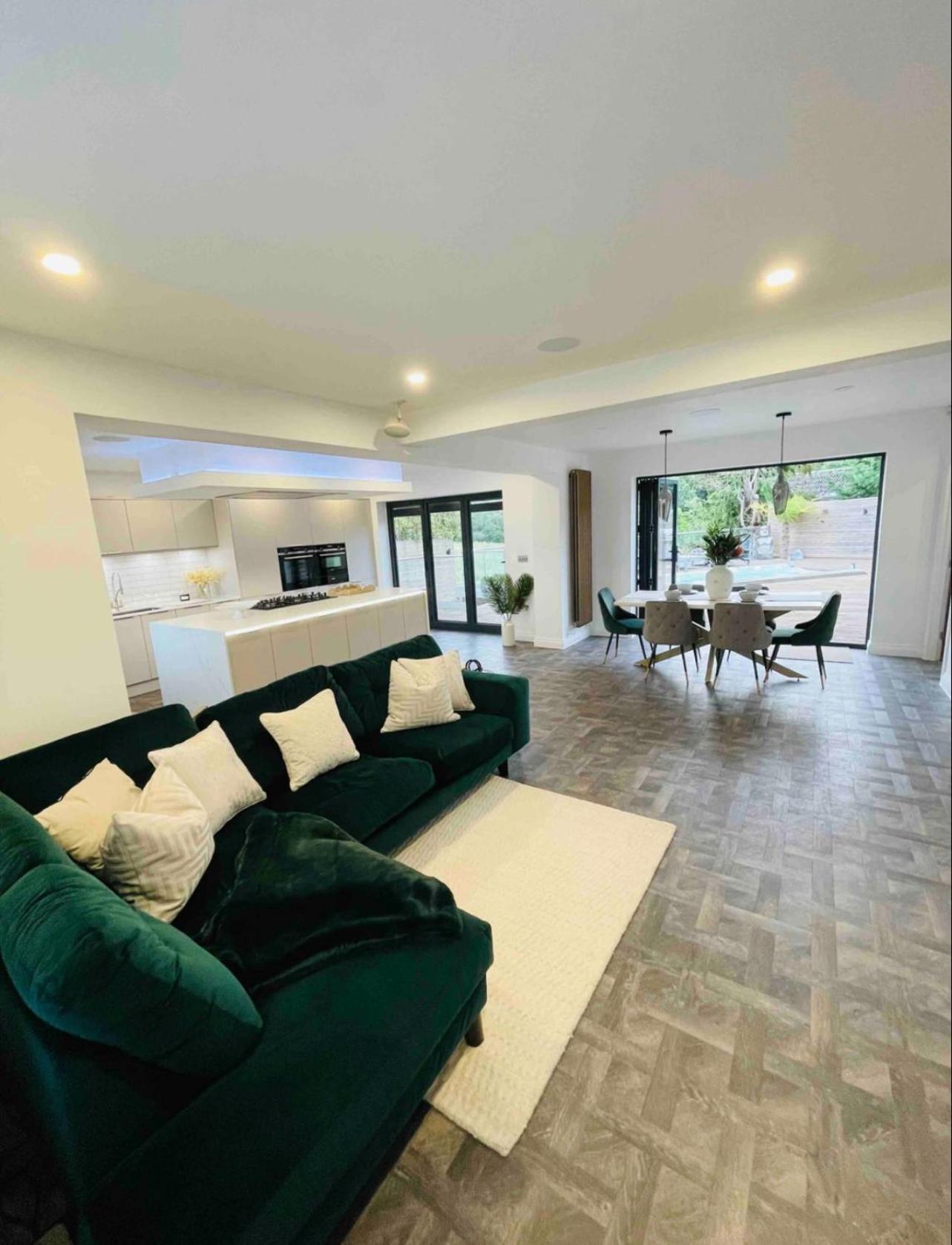 Branksome 4-House Sleeps 8 with Hot Tub & Parking