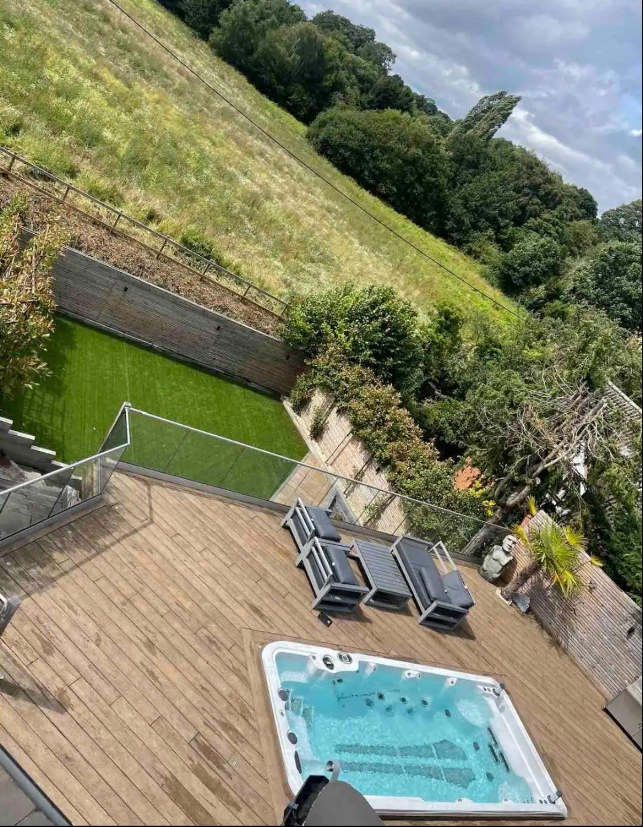 Branksome 4-House Sleeps 8 with Hot Tub & Parking